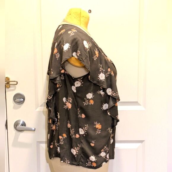 $5 Item! EUC Torrid XL Ruffled Floral 100% Rayon Sleeveless Button Front Blouse - Picture 3 of 6